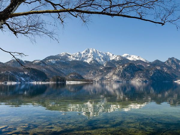 Zwick, Martin 아티스트의 Lake Kochelsee at village Kochel am See during winter in the Bavarian Alps-Mt-Herzogstand in the ba작품입니다.